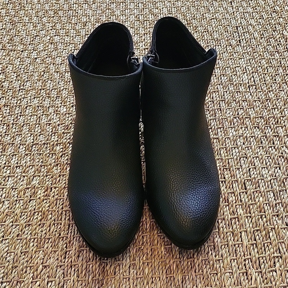 BOSTON DESIGN STUDIO black ankle boots. Pebble texture.  Size is 9 M.